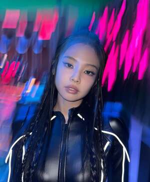 【フォト】BLACKPINKジェニー、コルセット姿で巨大な口の中に…「JUMP」MVのオフショット公開