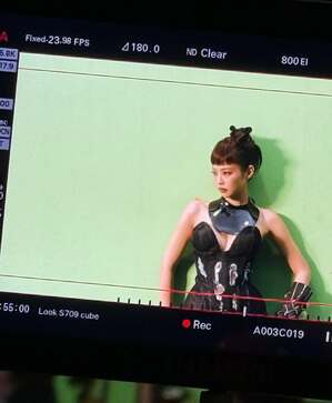 【フォト】BLACKPINKジェニー、コルセット姿で巨大な口の中に…「JUMP」MVのオフショット公開