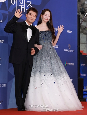 【フォト】青龍シリーズ・アワードのMCを務めるチョン・ヒョンム＆少女時代ユナ