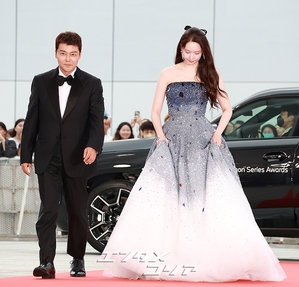 【フォト】青龍シリーズ・アワードのMCを務めるチョン・ヒョンム＆少女時代ユナ