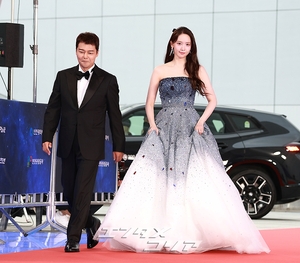 【フォト】青龍シリーズ・アワードのMCを務めるチョン・ヒョンム＆少女時代ユナ