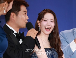 【フォト】青龍シリーズ・アワードのMCを務めるチョン・ヒョンム＆少女時代ユナ