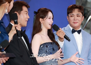 【フォト】青龍シリーズ・アワードのMCを務めるチョン・ヒョンム＆少女時代ユナ