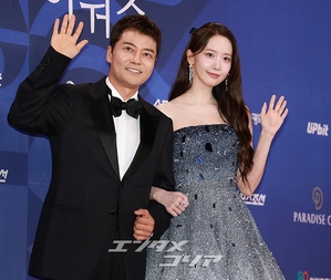 【フォト】青龍シリーズ・アワードのMCを務めるチョン・ヒョンム＆少女時代ユナ