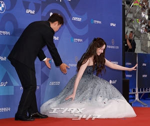 【フォト】青龍シリーズ・アワードのMCを務めるチョン・ヒョンム＆少女時代ユナ