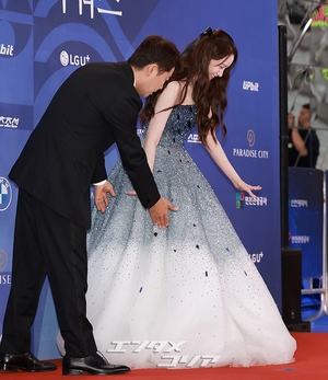 【フォト】青龍シリーズ・アワードのMCを務めるチョン・ヒョンム＆少女時代ユナ