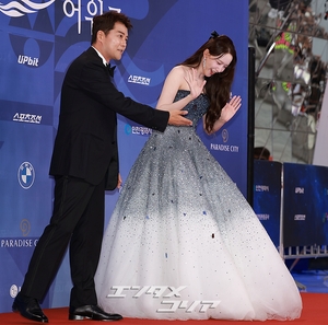 【フォト】青龍シリーズ・アワードのMCを務めるチョン・ヒョンム＆少女時代ユナ