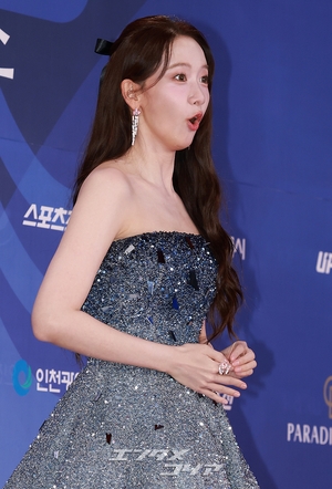 【フォト】青龍シリーズ・アワードのMCを務めるチョン・ヒョンム＆少女時代ユナ