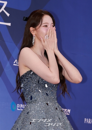 【フォト】青龍シリーズ・アワードのMCを務めるチョン・ヒョンム＆少女時代ユナ