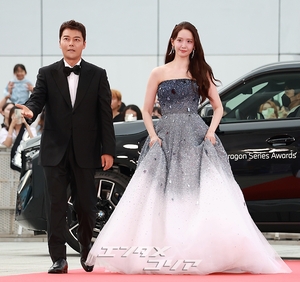 【フォト】青龍シリーズ・アワードのMCを務めるチョン・ヒョンム＆少女時代ユナ