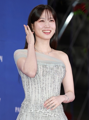 【フォト】パク・ウンビン、シルバーのドレスで高級感あふれる美しさ