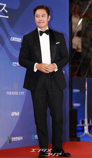 【フォト】イ・ビョンホン、格が違うタキシード姿