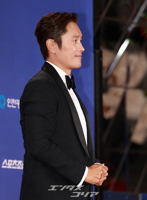 【フォト】イ・ビョンホン、格が違うタキシード姿