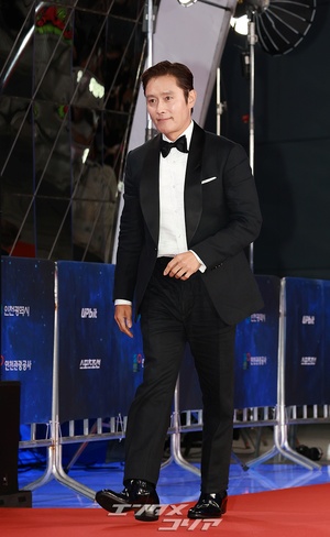 【フォト】イ・ビョンホン、格が違うタキシード姿