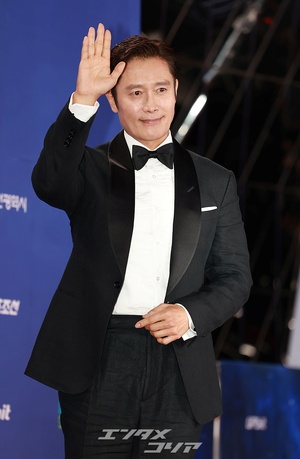 【フォト】イ・ビョンホン、格が違うタキシード姿