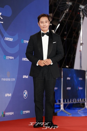 【フォト】イ・ビョンホン、格が違うタキシード姿