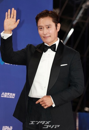 【フォト】イ・ビョンホン、格が違うタキシード姿