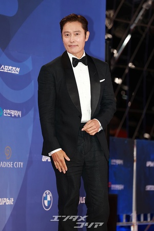 【フォト】イ・ビョンホン、格が違うタキシード姿