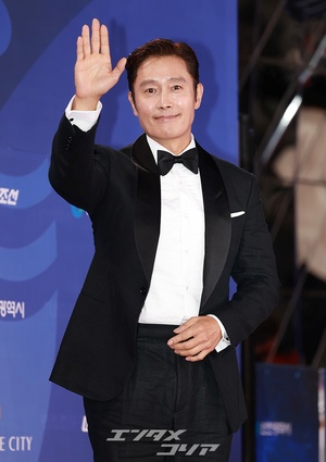 【フォト】イ・ビョンホン、格が違うタキシード姿