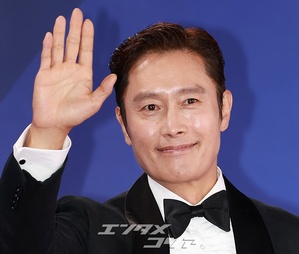 【フォト】イ・ビョンホン、格が違うタキシード姿