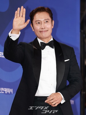 【フォト】イ・ビョンホン、格が違うタキシード姿