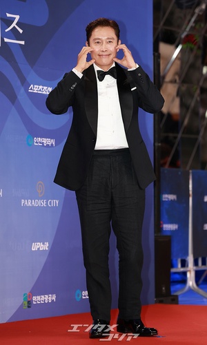 【フォト】イ・ビョンホン、格が違うタキシード姿