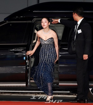 【フォト】チャ・ジュヨン、ベアトップドレス姿で上品なビジュアル