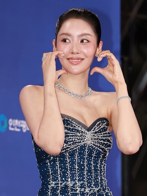 【フォト】チャ・ジュヨン、ベアトップドレス姿で上品なビジュアル