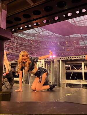 【フォト】BLACKPINKリサ、前も後ろも大胆なステージ衣装