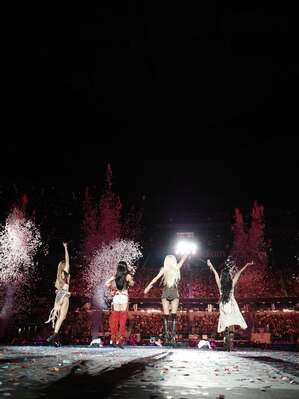 【フォト】BLACKPINKリサ、前も後ろも大胆なステージ衣装