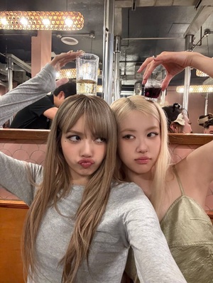 【フォト】BLACKPINKリサ、前も後ろも大胆なステージ衣装