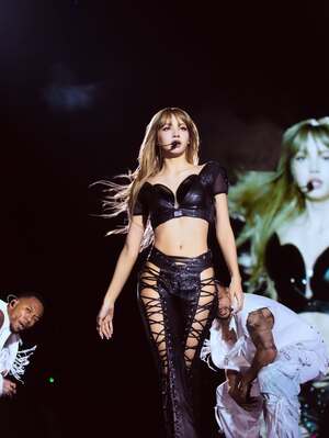 【フォト】BLACKPINKリサ、前も後ろも大胆なステージ衣装