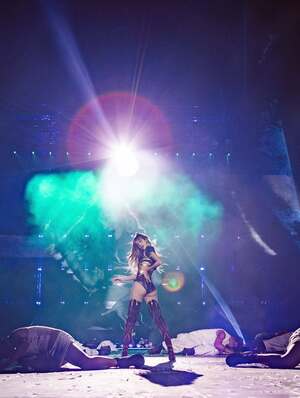 【フォト】BLACKPINKリサ、前も後ろも大胆なステージ衣装