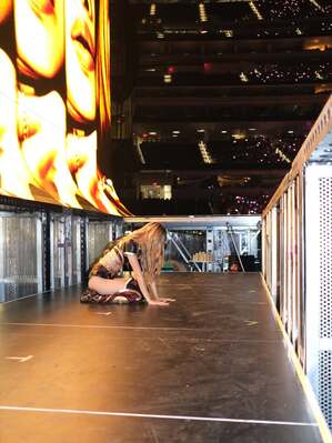 【フォト】BLACKPINKリサ、前も後ろも大胆なステージ衣装