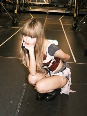 【フォト】BLACKPINKリサ、前も後ろも大胆なステージ衣装