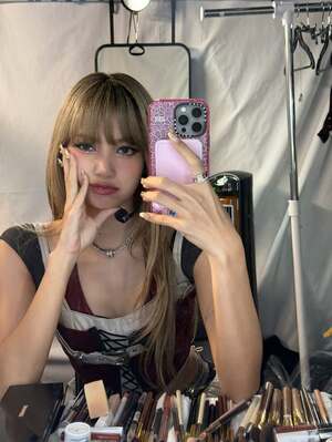 【フォト】BLACKPINKリサ、前も後ろも大胆なステージ衣装