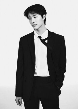 徴兵：WOODZがきょう除隊、軍白期に「Drowning」シンドローム