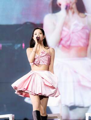 【フォト】LA公演でステージを圧倒したBLACKPINKジス、「DIOR」の衣装を着たお姫さま