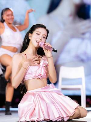 【フォト】LA公演でステージを圧倒したBLACKPINKジス、「DIOR」の衣装を着たお姫さま