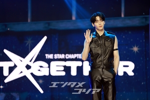 【フォト】TXTスビン、キュートなハートのポーズ