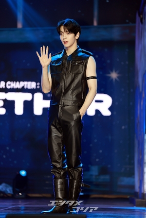 【フォト】TXTスビン、キュートなハートのポーズ