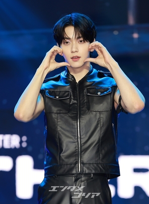 【フォト】TXTスビン、キュートなハートのポーズ