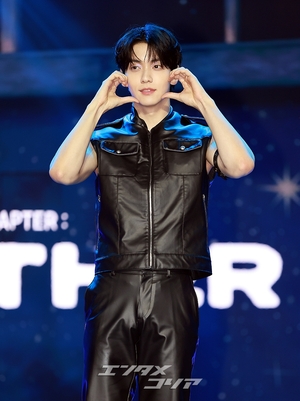 【フォト】TXTスビン、キュートなハートのポーズ