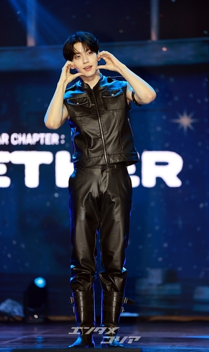 【フォト】TXTスビン、キュートなハートのポーズ