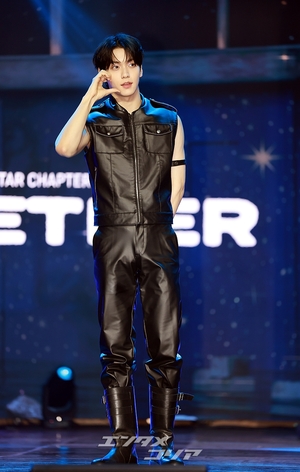 【フォト】TXTスビン、キュートなハートのポーズ