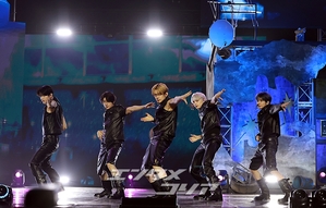 【フォト】完ぺきなパフォーマンスを披露するTXT