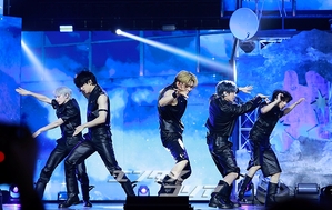 【フォト】完ぺきなパフォーマンスを披露するTXT