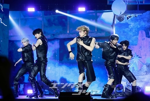 【フォト】完ぺきなパフォーマンスを披露するTXT