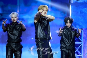 【フォト】完ぺきなパフォーマンスを披露するTXT