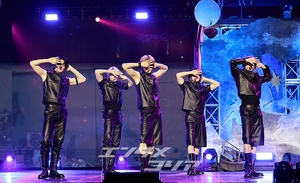 【フォト】完ぺきなパフォーマンスを披露するTXT